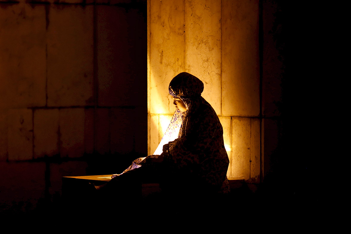 Молитва мусульманских женщин. Человек молится в темноте. Мусульманин в темноте. Молитва на ночь. Чтение на ночь.